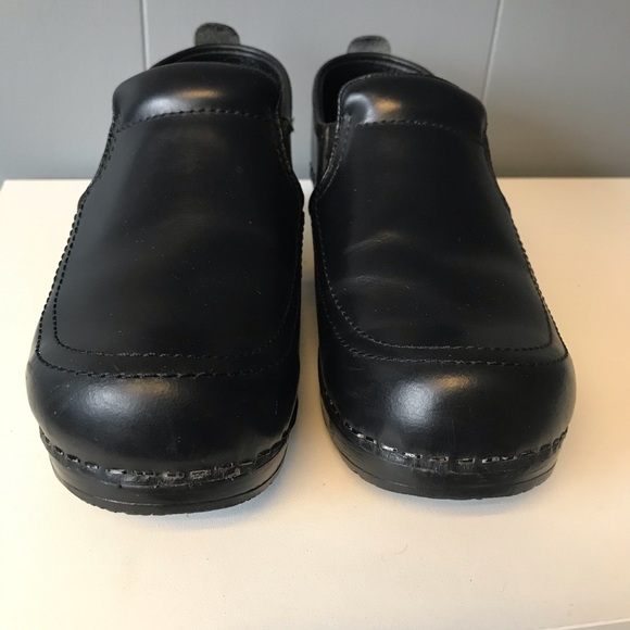 Dansko Black Leather Comfort Clogs - Picture 2 of 12